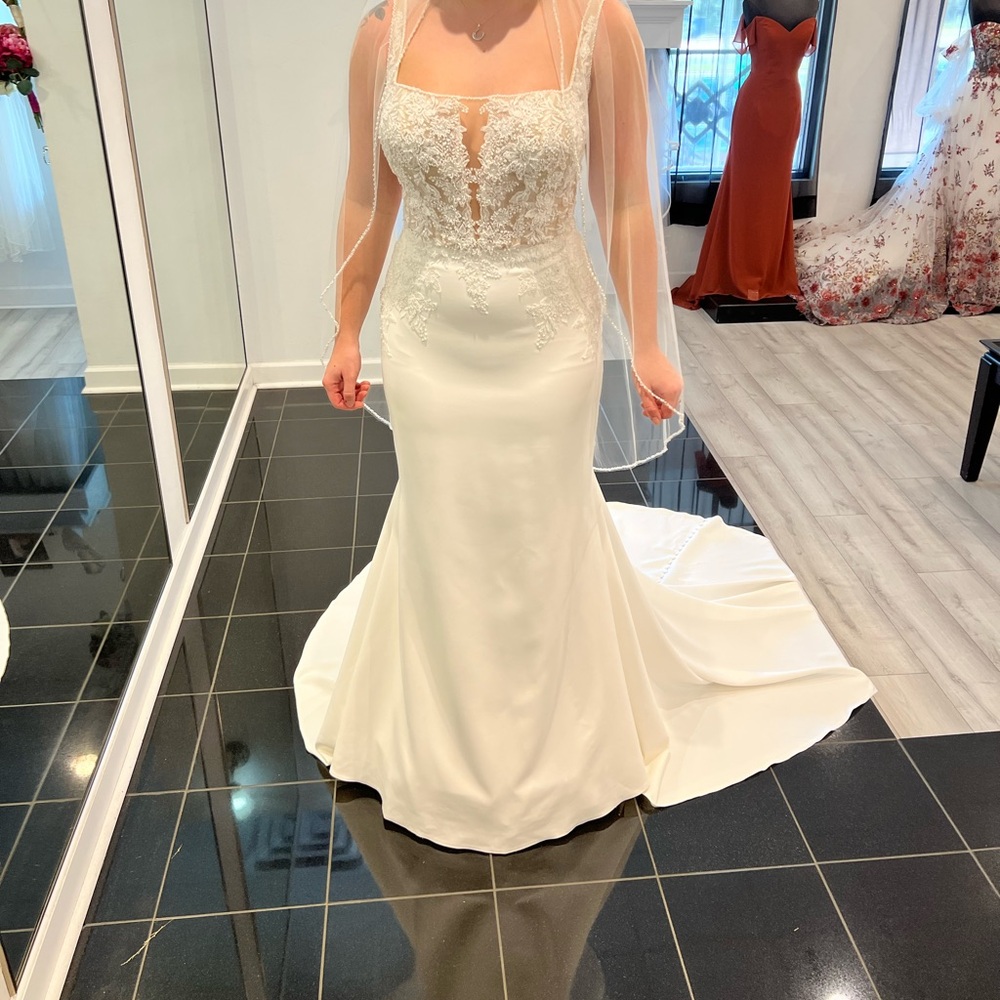 NEVER BEEN WORN WEDDING DRESS